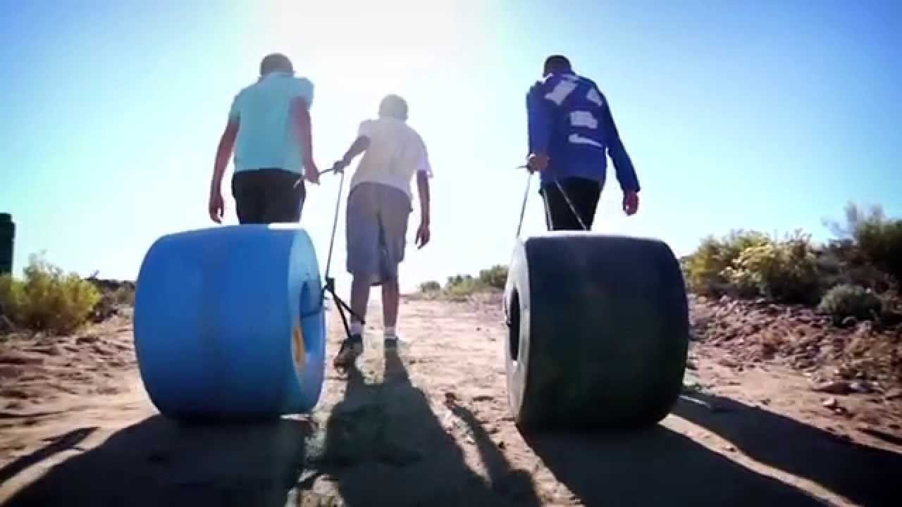 Ele abandonou a carreira de arquiteto e construiu o 'tambor-donut' capaz de transportar 50 litros de água por quilômetros, com cilindro em forma de rosca puxado por corda, e agora quer distribuir o invento a 2 bilhões de pessoas sem acesso à água