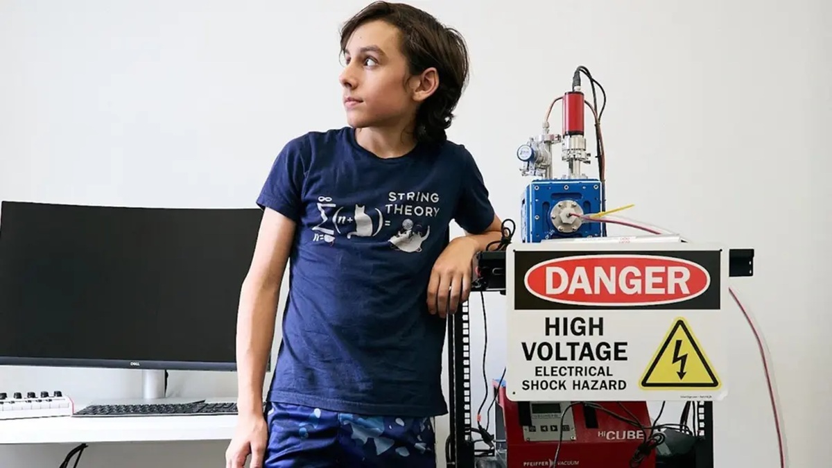 Estudante de 12 anos diz ter realizado fusão nuclear e tenta recorde mundial após gerar nêutrons em laboratório maker.