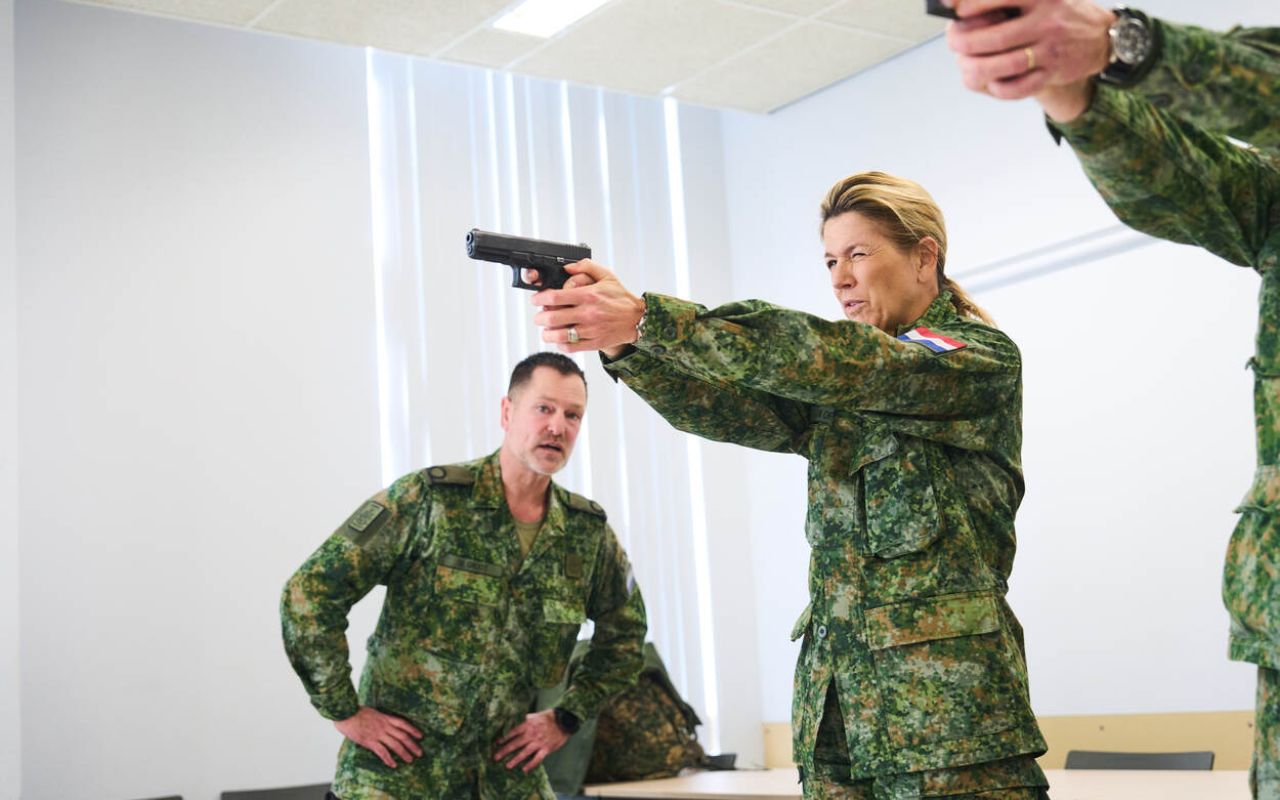 Rainha Máxima entra para o exército da Holanda como reservista após a monarquia admitir que a segurança do país não pode mais ser dada como certa.