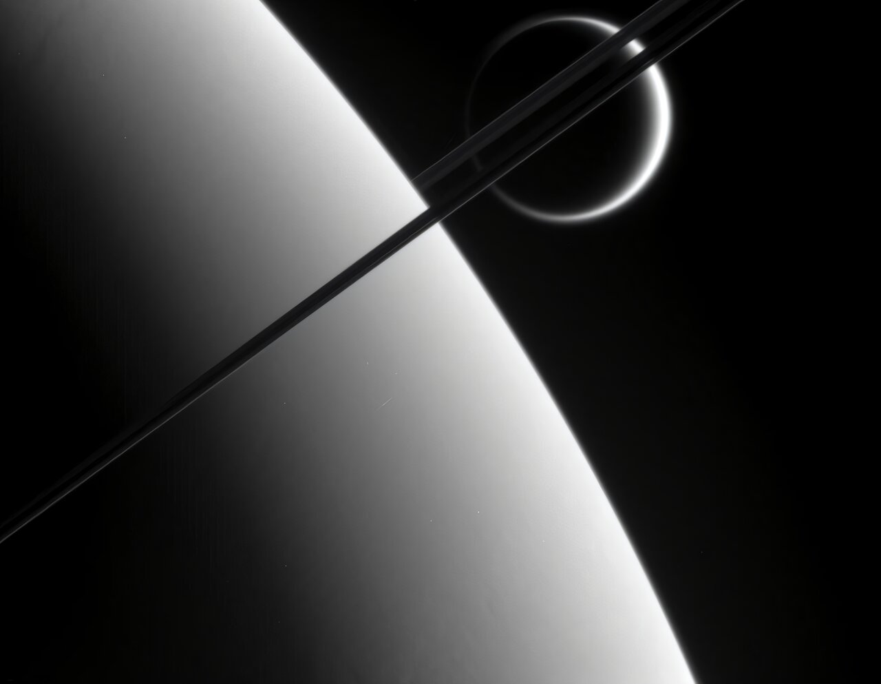 Cassini observa Titã ao longe, além de Saturno. Crédito: NASA/JPL/Space Science Institute
