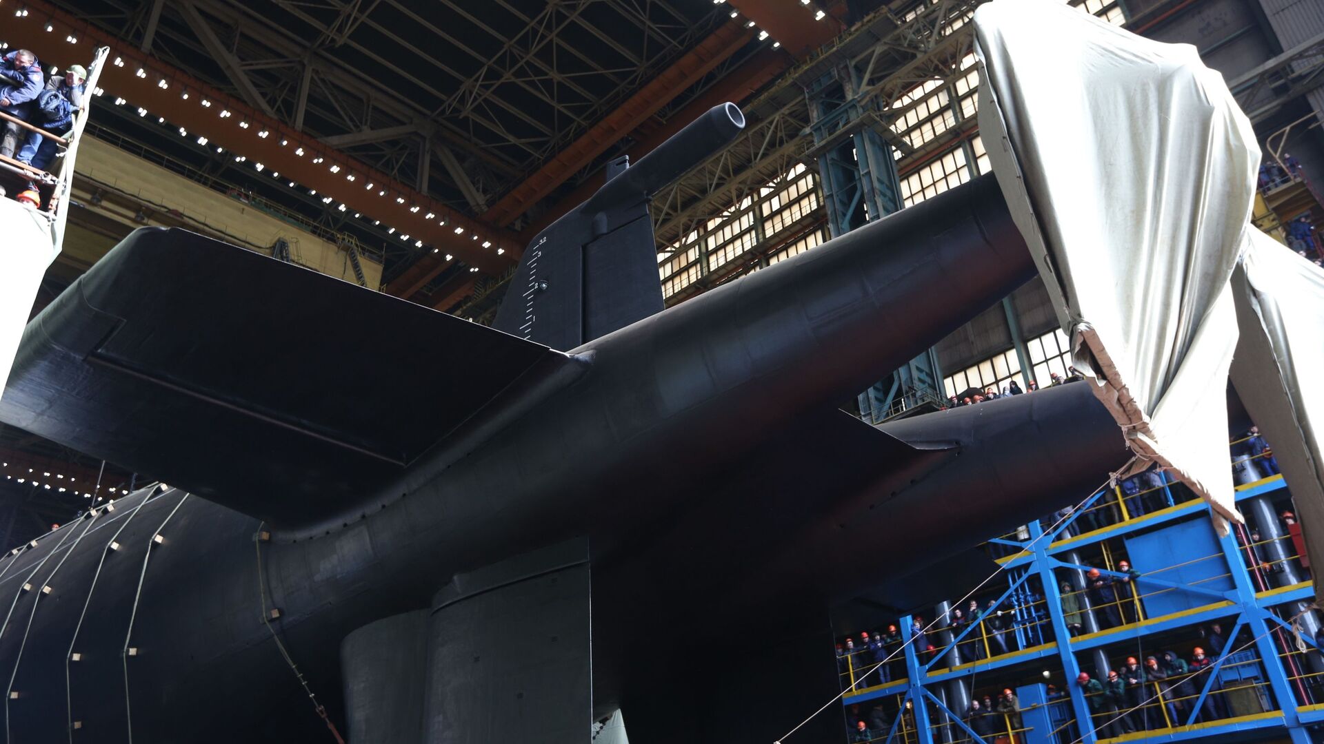 Com quase 184 metros de comprimento, deslocamento submerso de 24.000 toneladas, autonomia de até 120 dias e capacidade de lançar até seis torpedos nucleares Poseidon, o submarino russo Belgorod cria um novo patamar estratégico de poder submarino