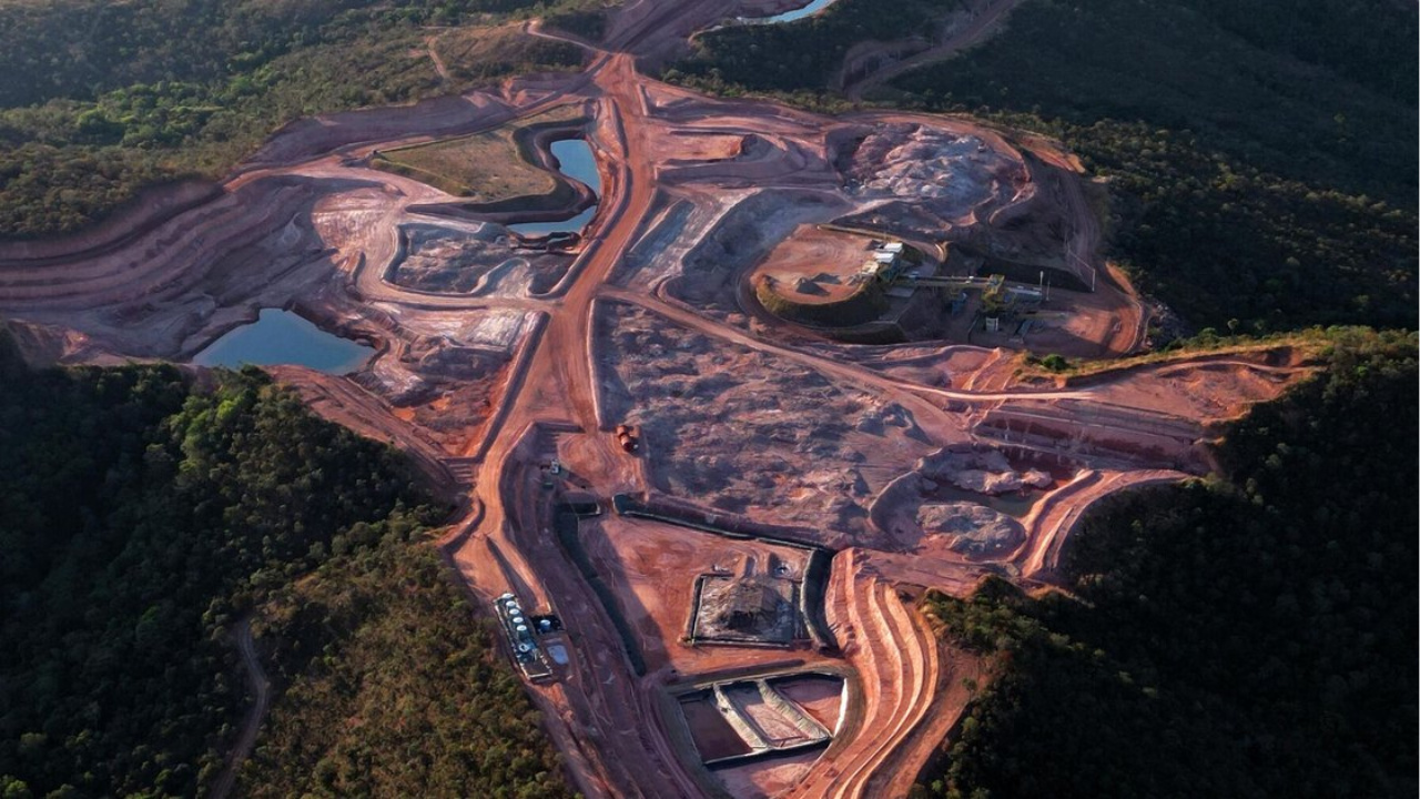 O Brasil possui uma das maiores reservas de terras raras do mundo, mas enfrenta entraves em energia, logística e regras que podem atrasar sua entrada na nova corrida global por minerais estratégicos.