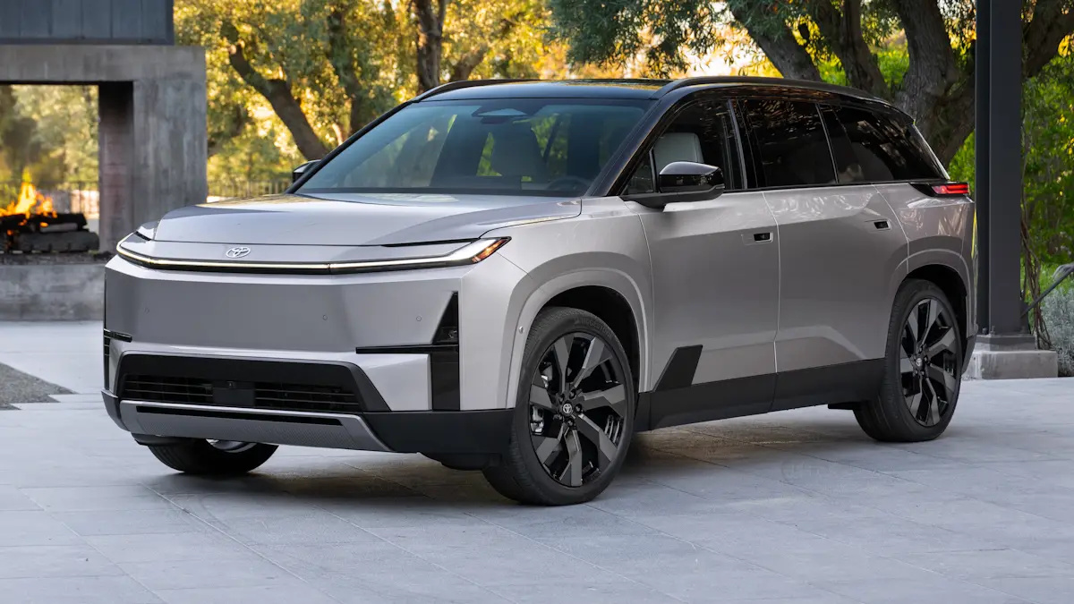 Toyota revela o Highlander EV, primeiro SUV elétrico de 7 lugares da marca nos EUA, com NACS, V2L e autonomia estimada de até 320 milhas. (Imagem: Divulgação/Toyota)