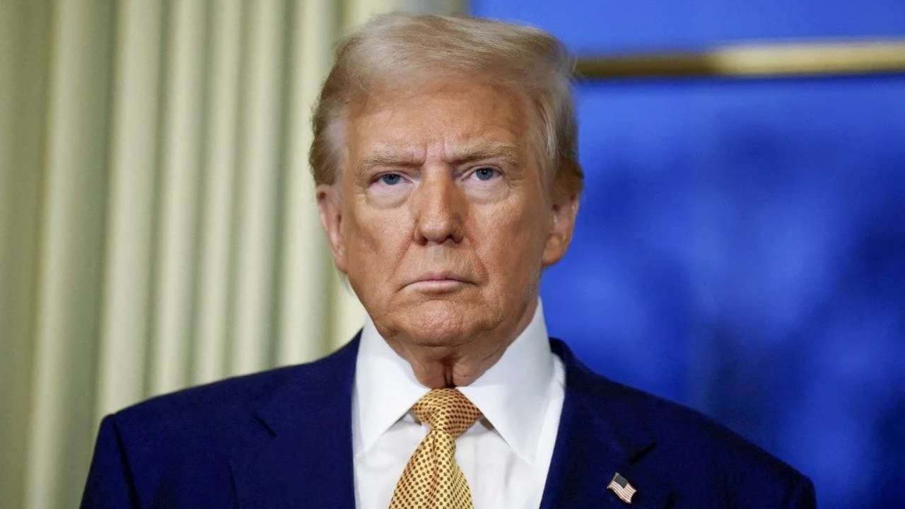 Parceria de energia limpa firmada pela Califórnia com o Reino Unido irrita Donald Trump, gera troca de ataques políticos e coloca em choque interesses ambientais e o setor de petróleo.