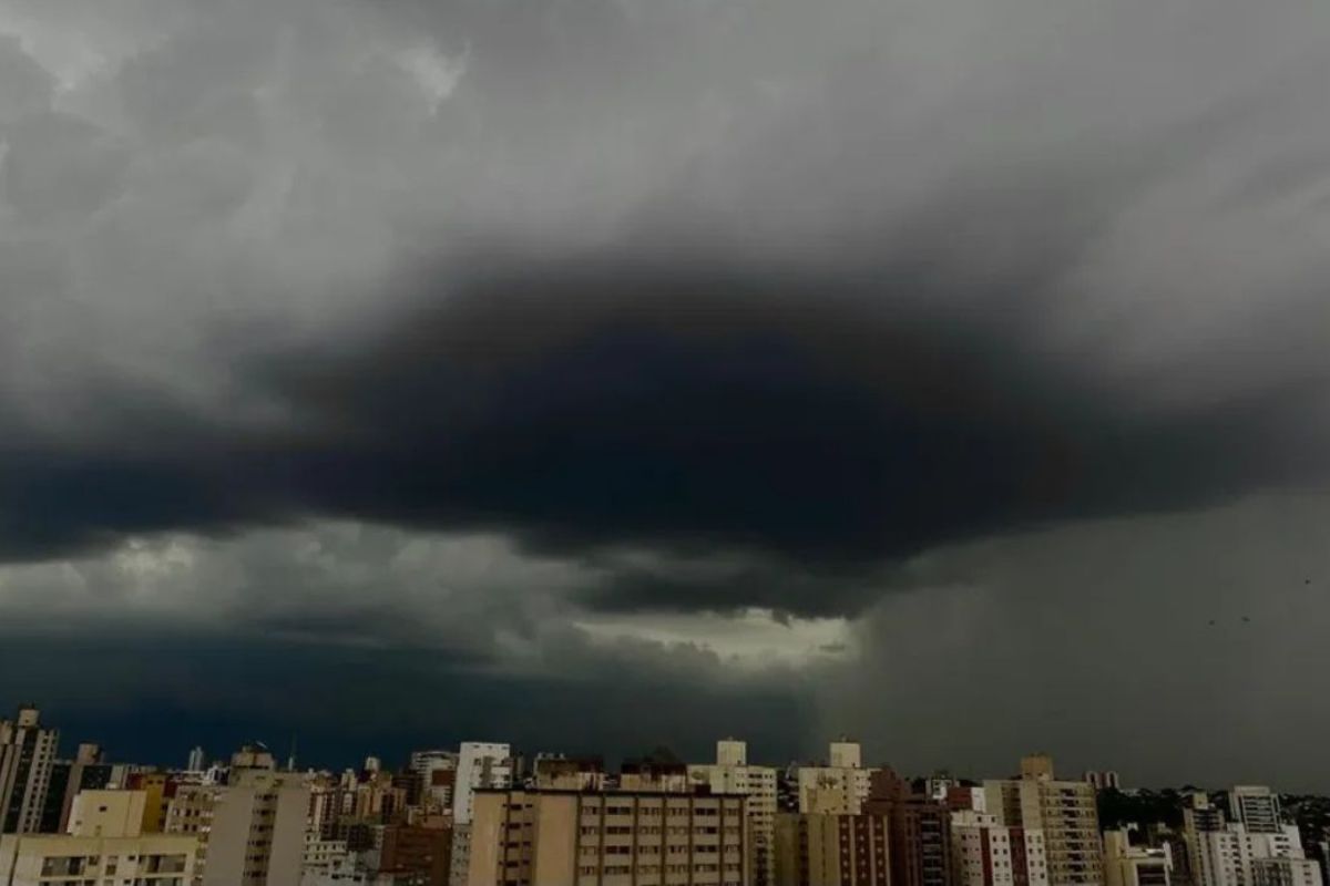 Brasil enfrenta ZCAS com risco de alagamentos, deslizamentos e transbordamentos até quarta-feira em várias regiões.