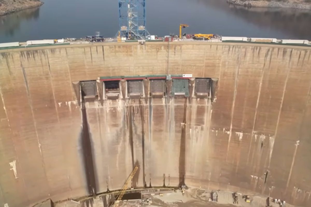 A maior barragem da África em Kariba no rio Zambeze sofre com concreto e erosão, elevando o risco para milhões.