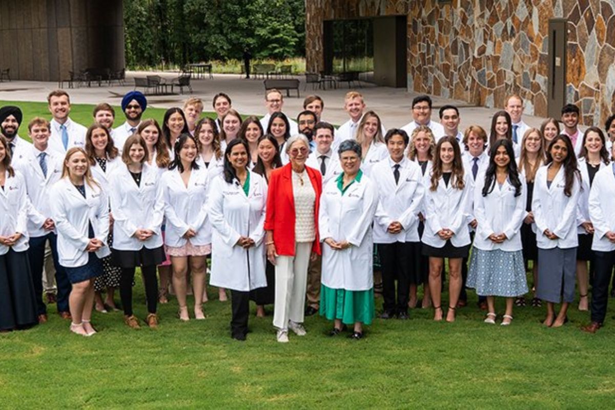 A mulher mais rica do mundo, Alice Walton, criou uma faculdade de medicina em Arkansas, nos Estados Unidos, com proposta gratuita e modelo inovador para mudar a formação médica.