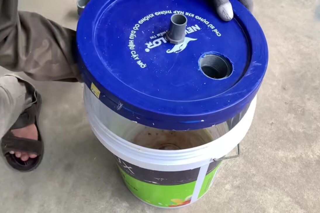 Biogas in a buried barrel with organic waste and fermentation goes viral as an alternative to gas canisters, but the promise of autonomy is limited by sealing, time, and real risks.