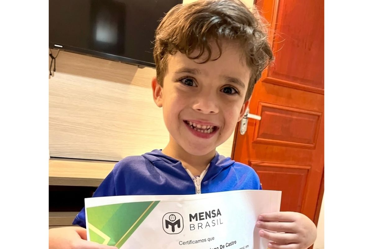 História de menino brasileiro no Mensa Brasil: avaliação neuropsicológica confirma altas habilidades e superdotação, com equilíbrio na escola e na infância.