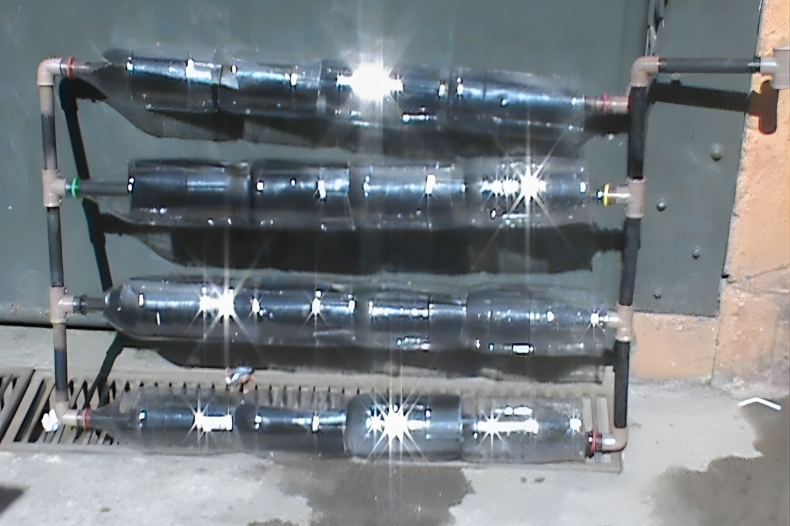 Adeus aquecedor caro: Aposentado brasileiro mostra como montar sistema solar com 60 garrafas PET e 50 caixas de leite que aquece água até 52°C, custa R$ 83 completo e pode reduzir até 40% da conta de luz frente a modelos que custam milhares de reais