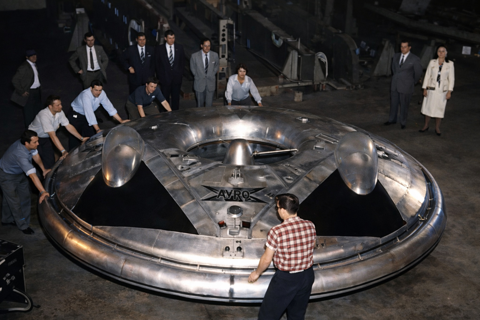 Com formato de disco voador, decolagem vertical e motor circular que usava efeito Coandă para flutuar, o Avro Canada VZ-9 Avrocar foi o ousado projeto militar dos anos 1950 que tentou transformar um “OVNI” em aeronave de combate VTOL antes de ser abandonado após testes instáveis