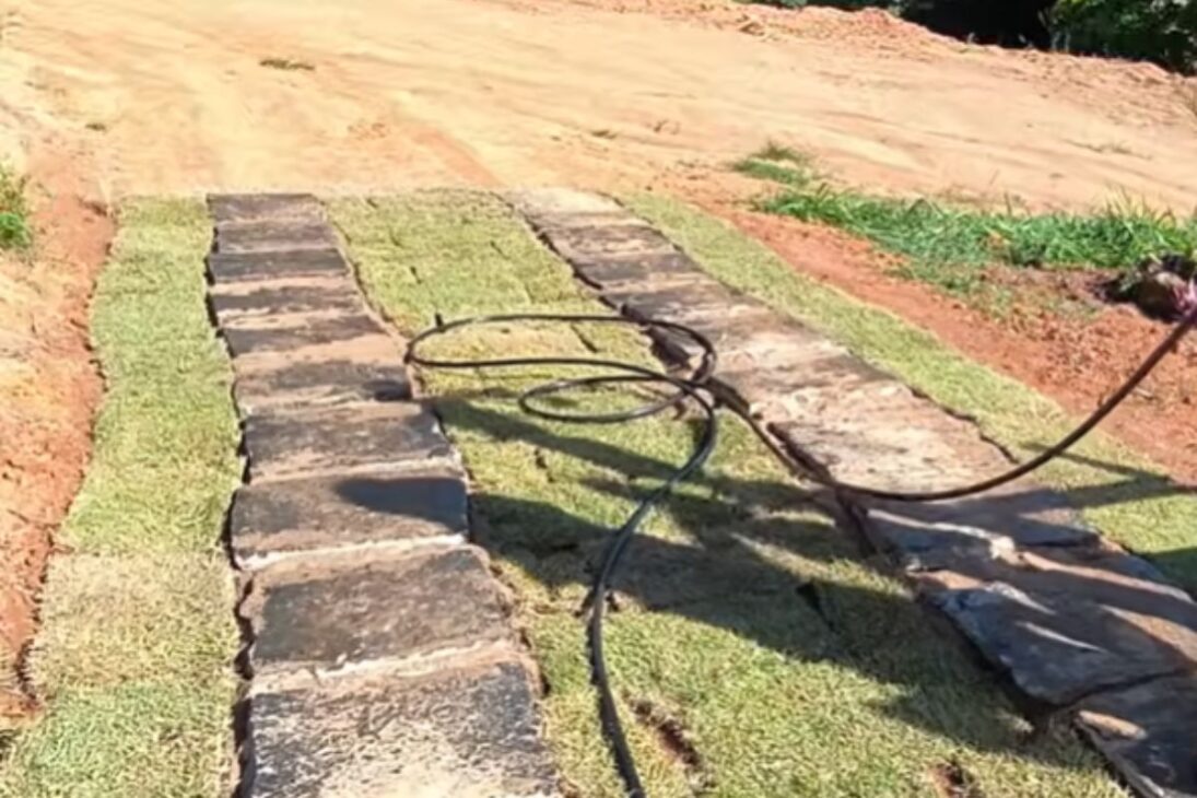 Couple Uses a Stone Path, Grass, and Irrigation Controlled by Smartphone to Renew the Entrance of the Property.