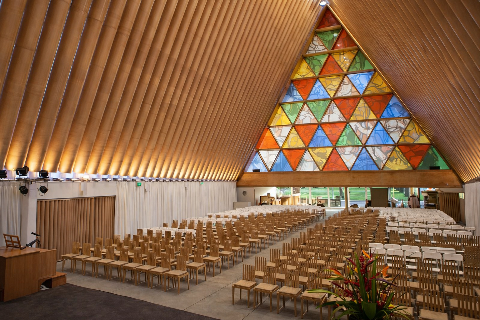 Com 98 tubos de papelão de 60 cm reforçados com poliuretano impermeável e retardante de fogo, arquiteto japonês Shigeru Ban constrói Catedral de Papelão em Christchurch por NZ$ 5,9 milhões e cria um dos edifícios mais seguros contra terremotos da Nova Zelândia