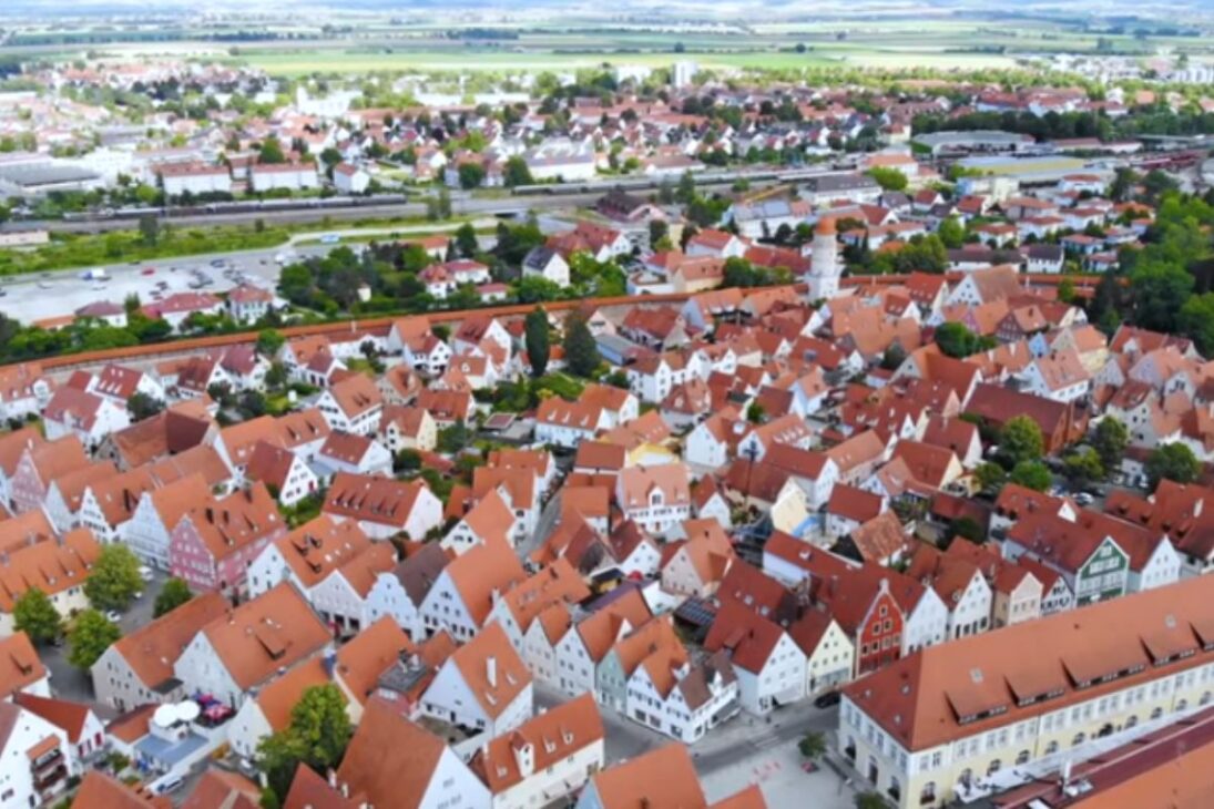 Asteroid crater houses the city of Nördlingen with diamonds in the walls and preserved medieval wall. Understand the history.