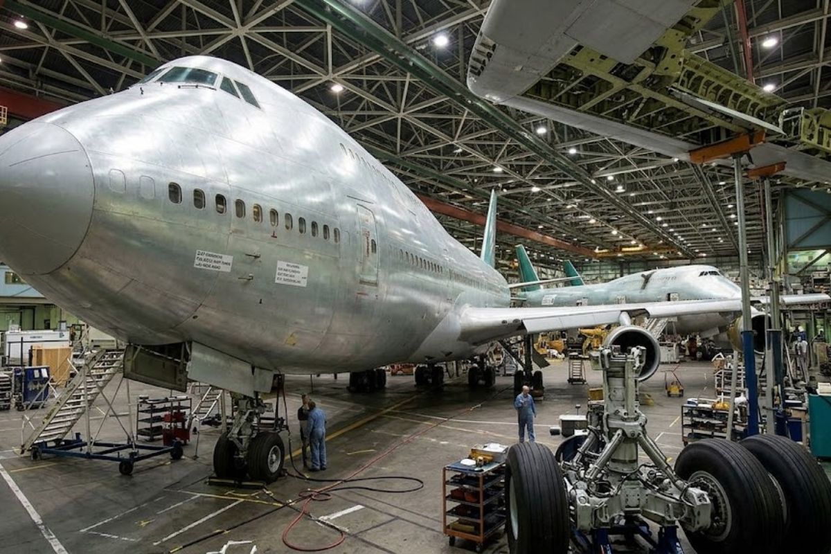 fábrica da Boeing em Everett, criada para o Boeing 747, marcou a aviação e segue gigante por volume interno.