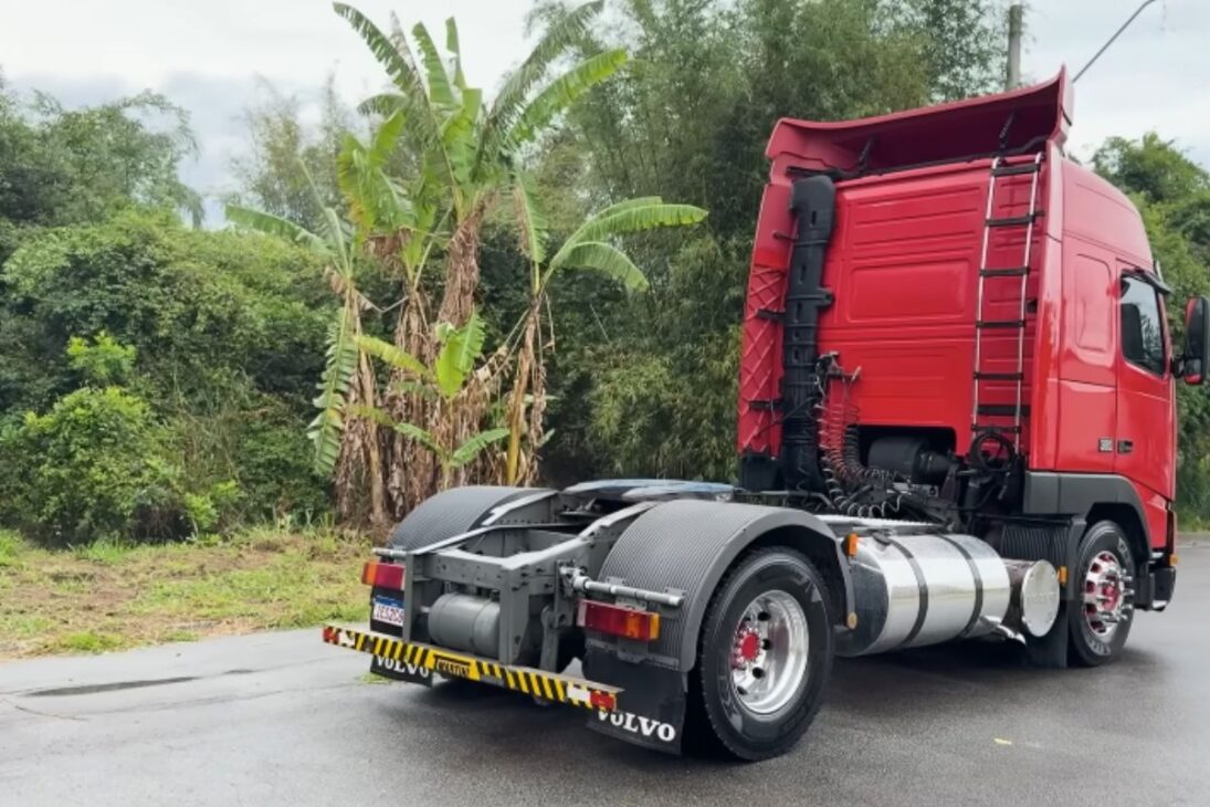 The Volvo remains a working truck, totaling 2 million original km, maintains careful maintenance, and runs without opening the engine.