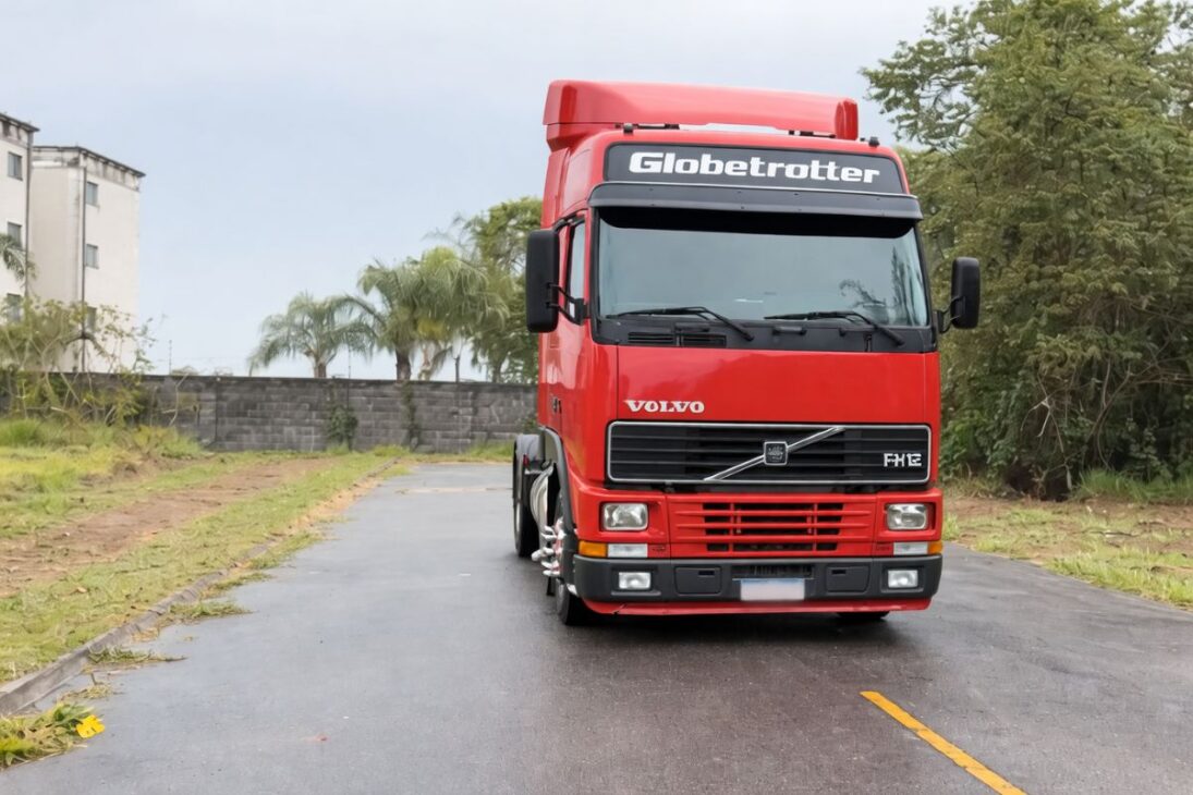 The Volvo remains a working truck, totaling 2 million original km, maintains careful maintenance, and runs without opening the engine.