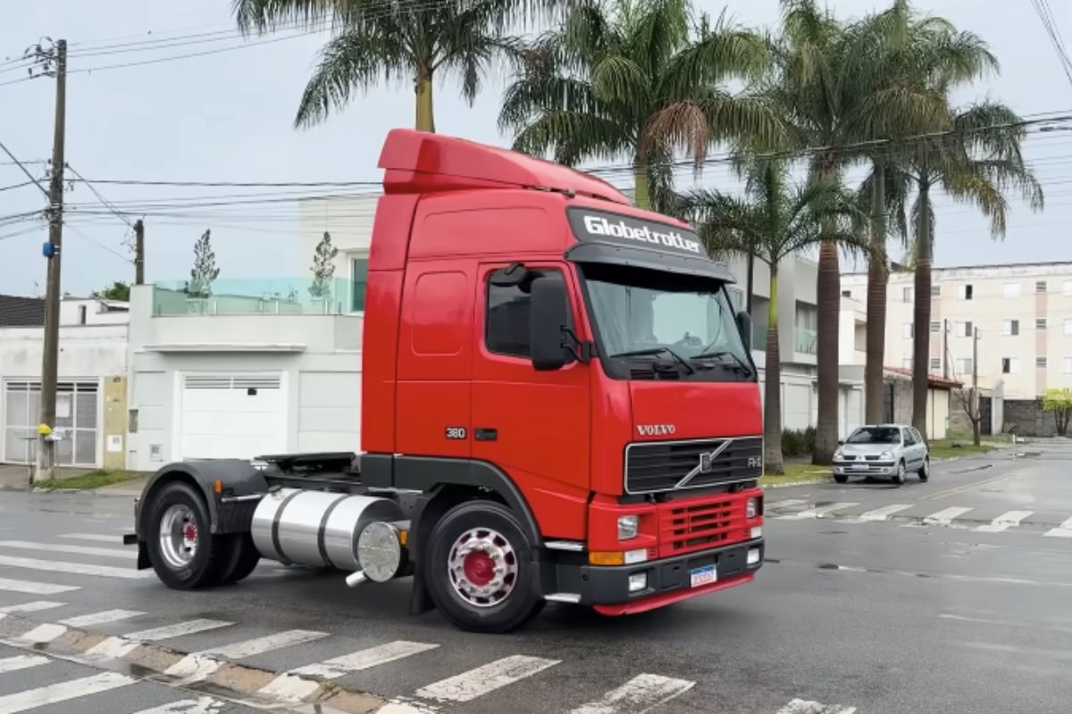 Com 2 milhões de km originais, Volvo sueco de 1996 trabalha até hoje sem abrir o motor, roda para Mato Grosso e impressiona impecável por dentro e por fora