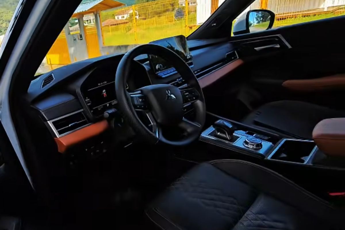 Com 252 cv, 58 km de autonomia elétrica, 7 lugares, tração 4x4 e preço de R$ 400 mil, Mitsubishi Outlander PHEV 2026 aposta em luxo, conforto extremo e tecnologia (3)