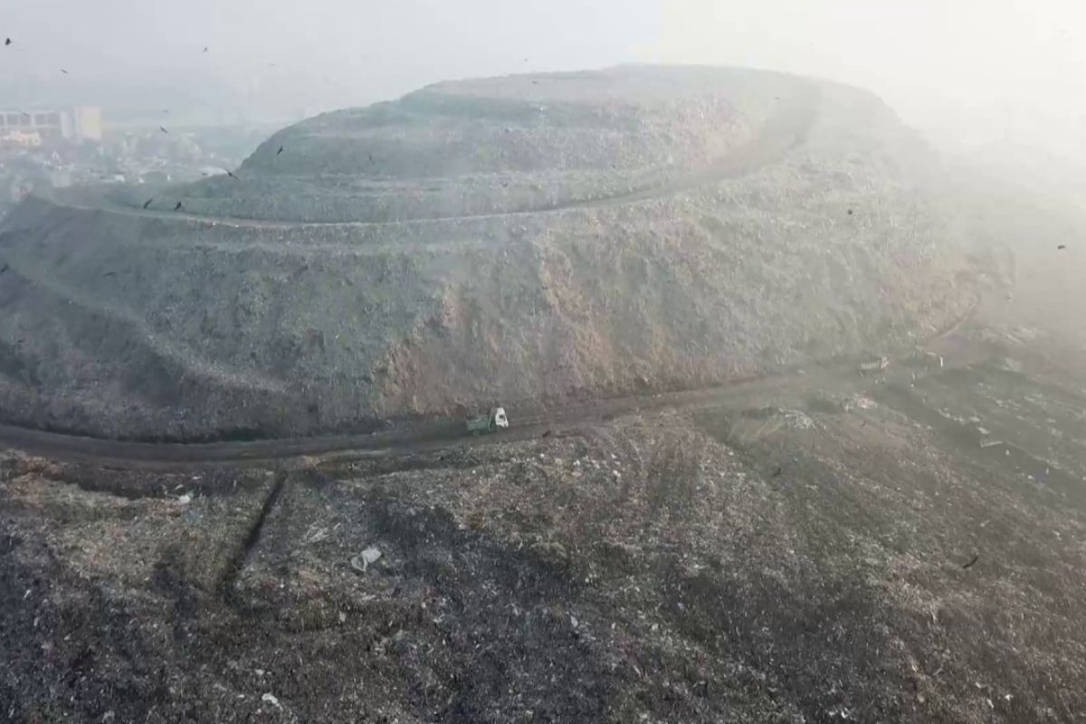 aterro de Ghazipur virou símbolo de lixo e resíduos em Nova Délhi, formando uma montanha de lixo que expõe a crise urbana.