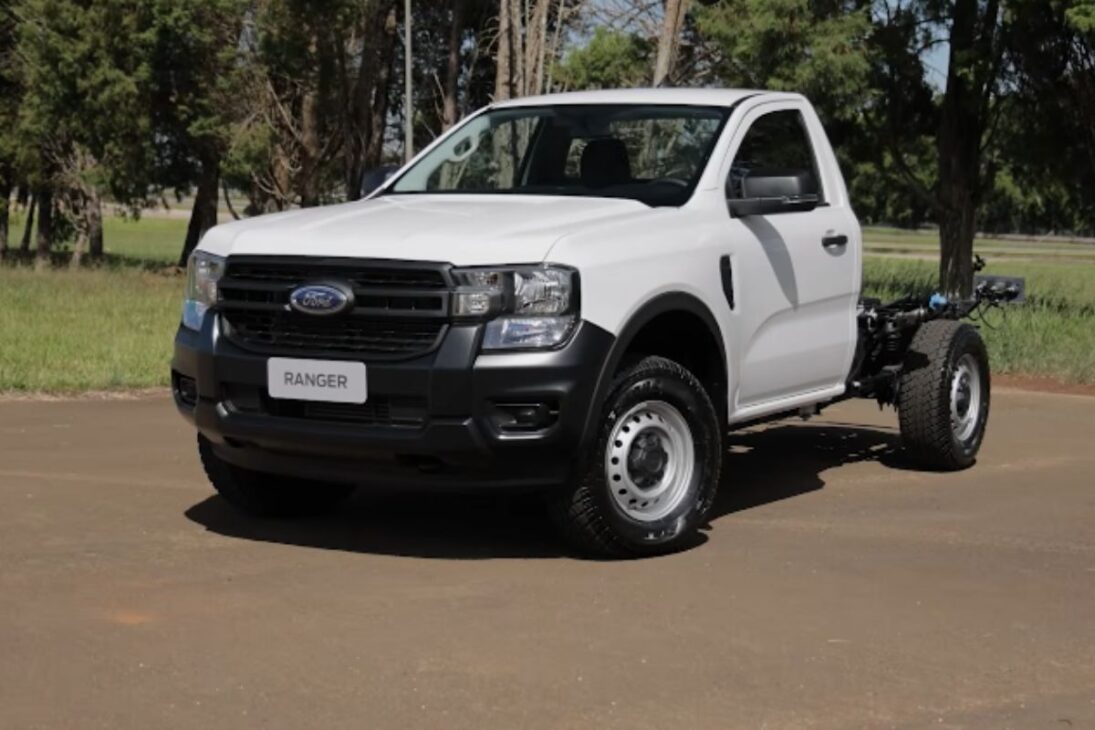 Ford Ranger with single cab, chassis, and automatic transmission delivers high payload capacity for heavy-duty work.