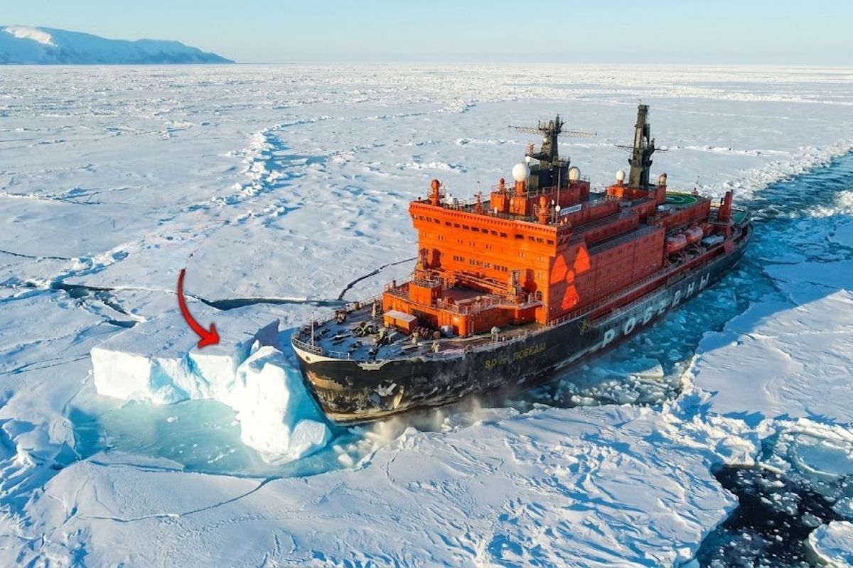 Os quebra-gelos e quebra-gelos nucleares no Oceano Ártico rompem placas de gelo e liberam navios cargueiros em rotas extremas.