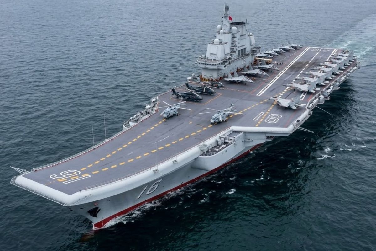 Liaoning nasceu de um casco soviético da União Soviética, virou porta-aviões da China e mudou o equilíbrio naval asiático.