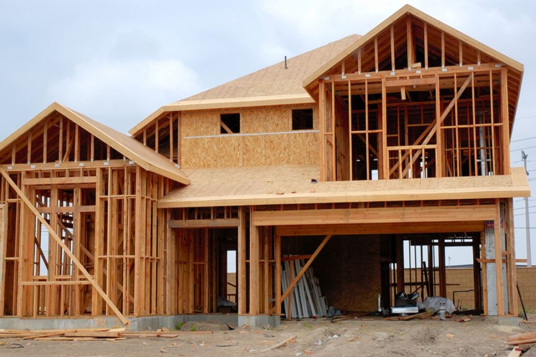 Popular house in wood frame gains strength with Tecverde in Paraná, speeds up construction, maintains cost close to masonry and places industrialized work at the center of housing debate.