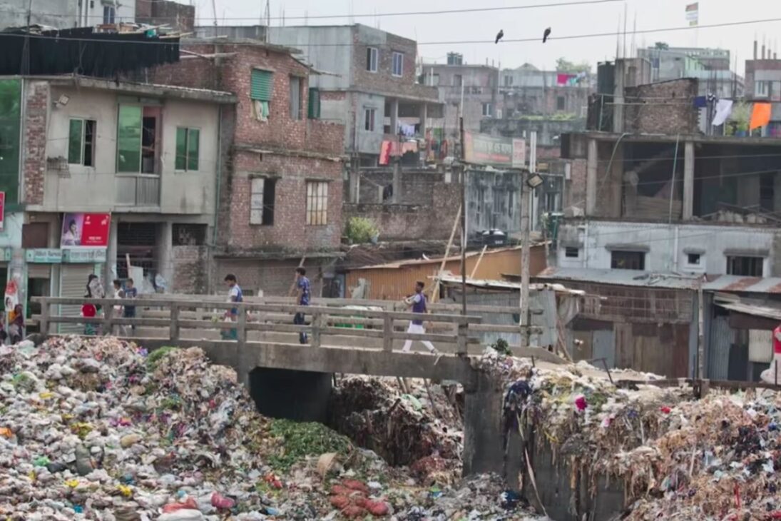 In Bangladesh, volunteers remove trash and waste from streets and rivers and show how mobilization can transform neighborhoods.