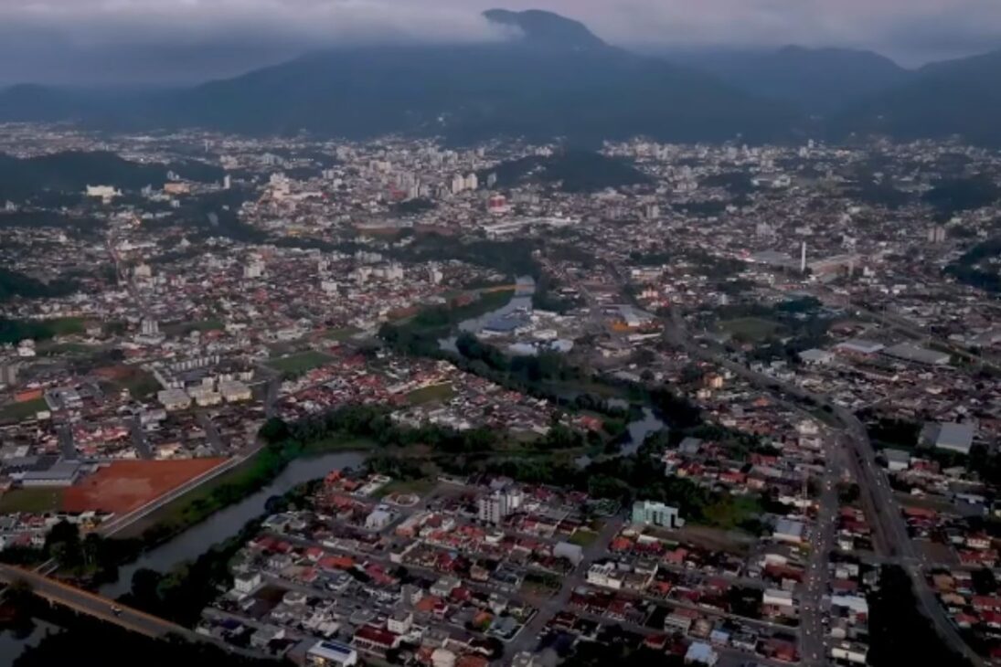 Quality of life, safety, employment, and a lighter cost of living make small towns attract those who want to leave the capitals.