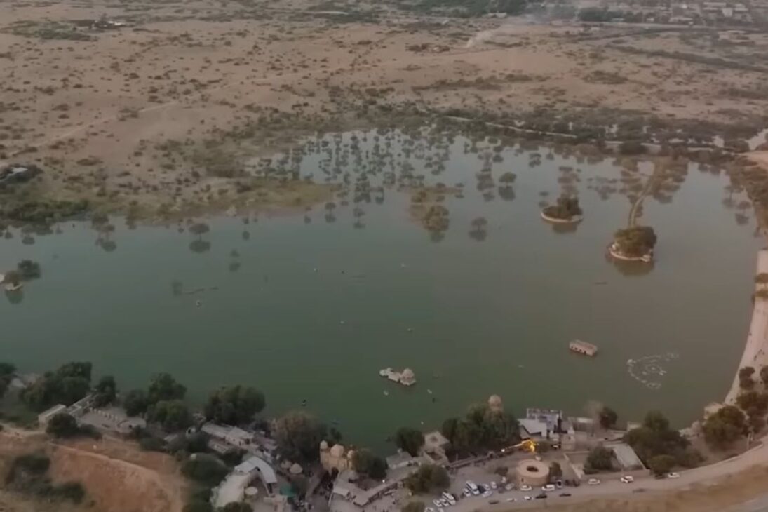 Productive oasis shows how farmers use rain and water to regenerate the desert with simple and highly efficient techniques.
