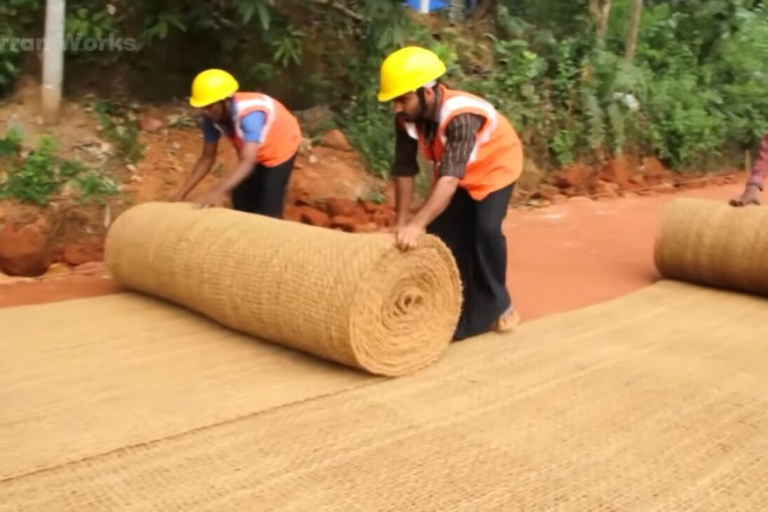 Indian engineers transform coconut fiber into geotextile fabric to support giant roads in India, reducing waste and reinforcing the subsoil with a natural solution.