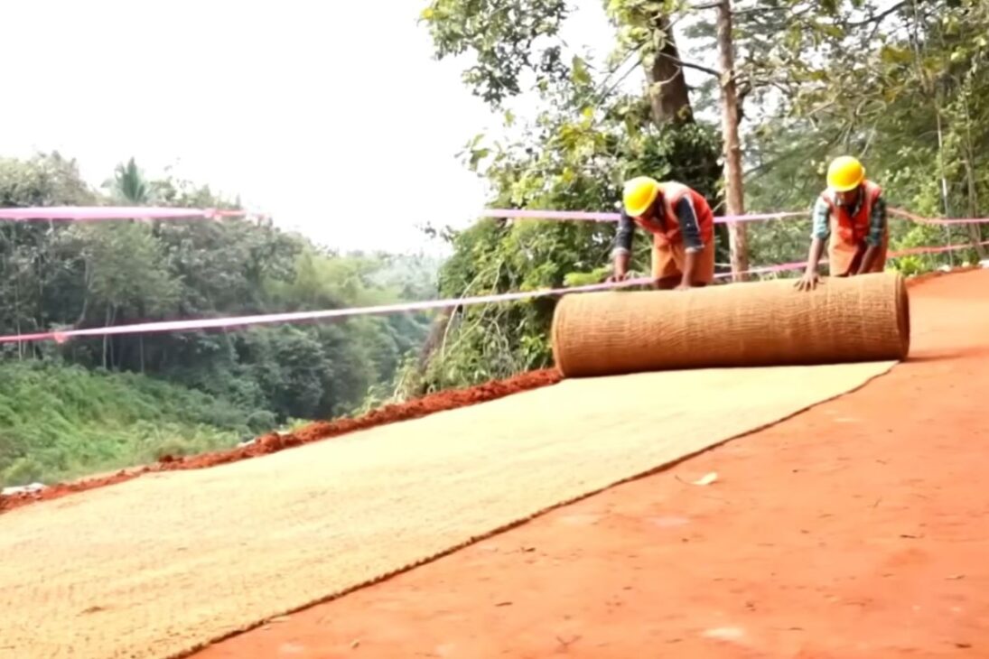 Indian engineers transform coconut fiber into geotextile fabric to support giant roads in India, reducing waste and reinforcing the subsoil with a natural solution.