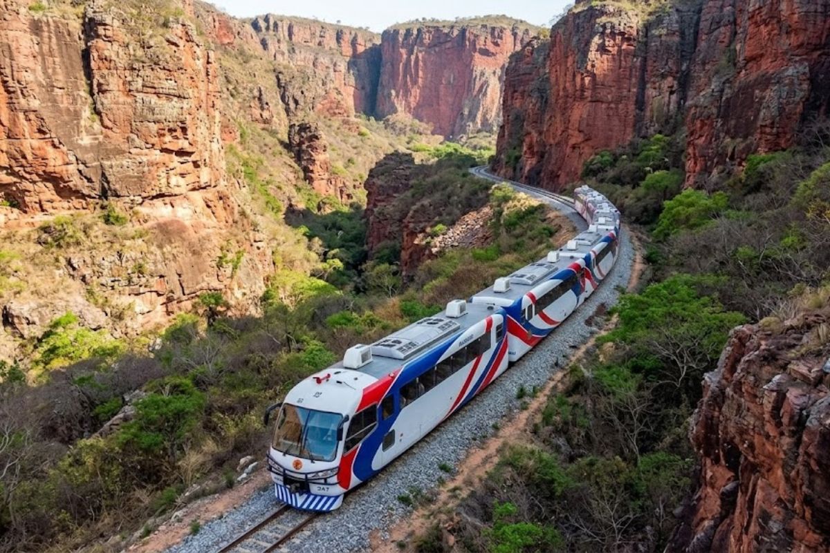Trem da Morte volta na Bolívia, reativa ferrovia na fronteira e recoloca a América do Sul no radar de quem busca essa viagem histórica.