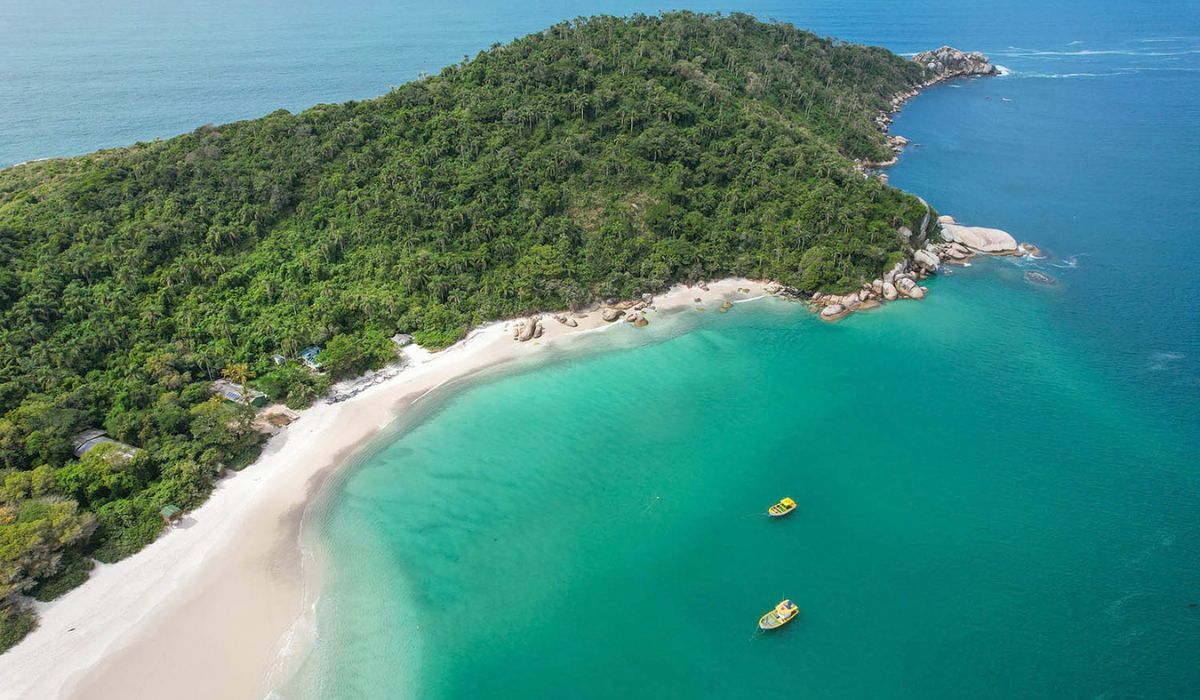 Florianópolis lidera rankings de qualidade de vida no Brasil, com alto IDHM, história ligada ao mar e à Ponte Hercílio Luz. (Imagem: Reprodução)