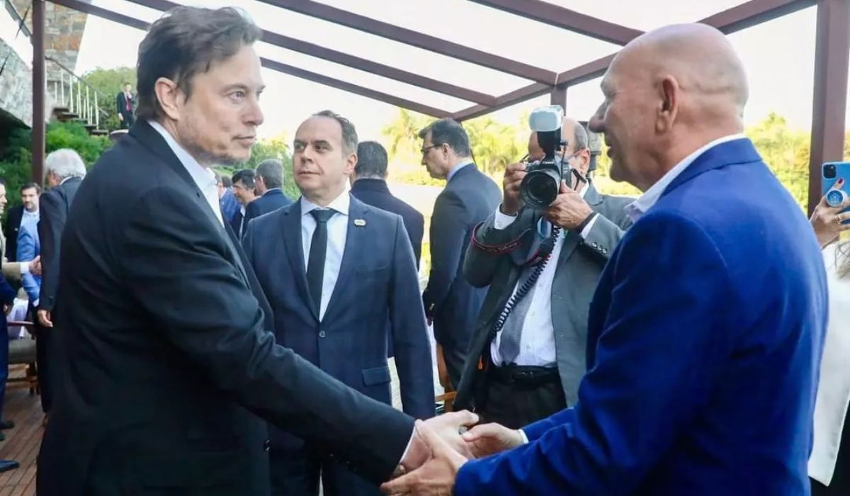 Elon Musk e Luciano Hang começaram a ganhar dinheiro aos 12 anos e levaram experiências da infância para a vida empresarial. (Imagem: Reprodução/Youtube/Cléverson Oliveira)