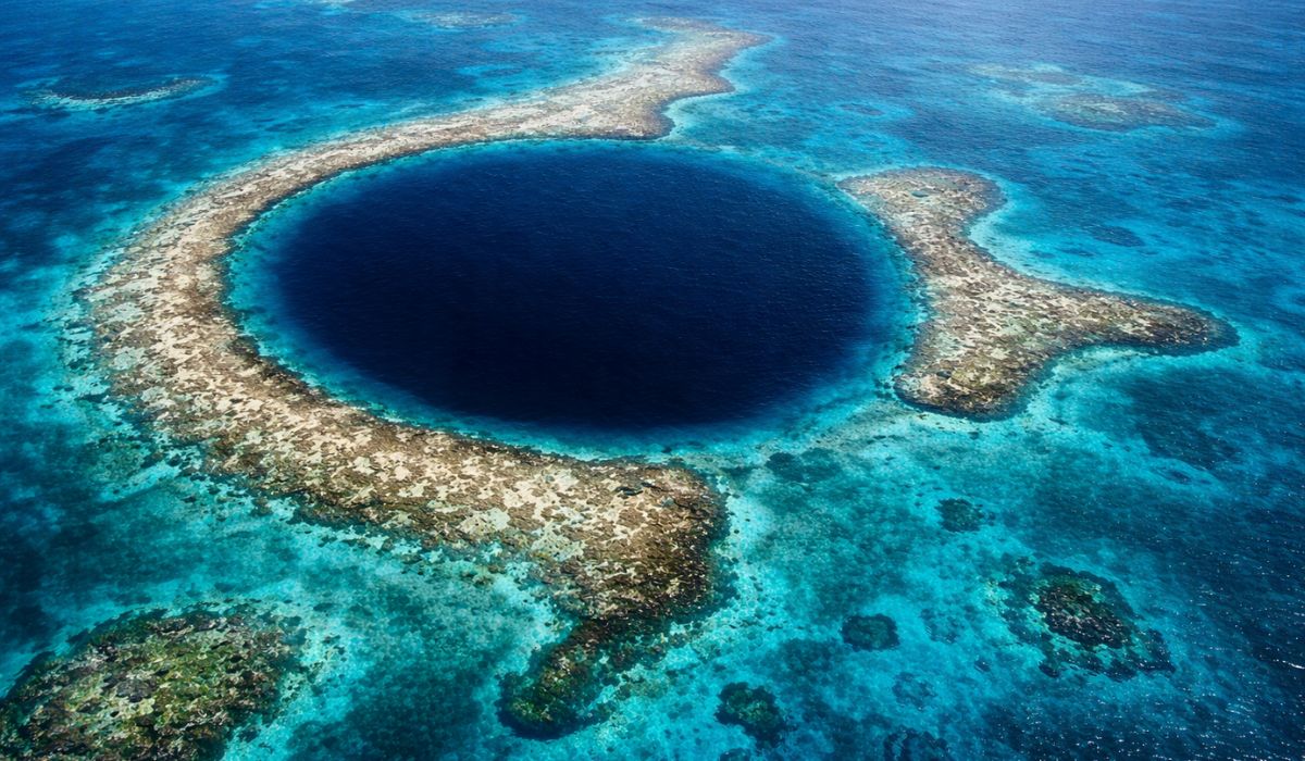 Grande Buraco Azul em Belize revela estalactites submersas, origem geológica rara e camadas profundas que intrigam cientistas.