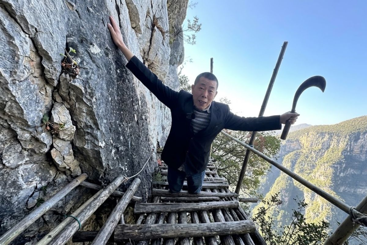 homem na China abre trilha panorâmica de cinco quilômetros em penhasco e transforma paisagem isolada com trabalho manual.