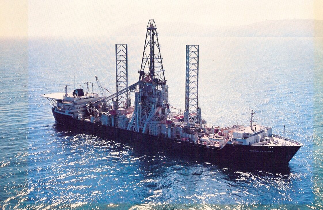 The CIA secretly built the Glomar Explorer, the largest mining ship in the world, used billionaire Howard Hughes as a front, and attempted to lift a Soviet nuclear submarine weighing 1,700 tons from the ocean floor at nearly 5,000 meters deep in one of the boldest operations of the Cold War