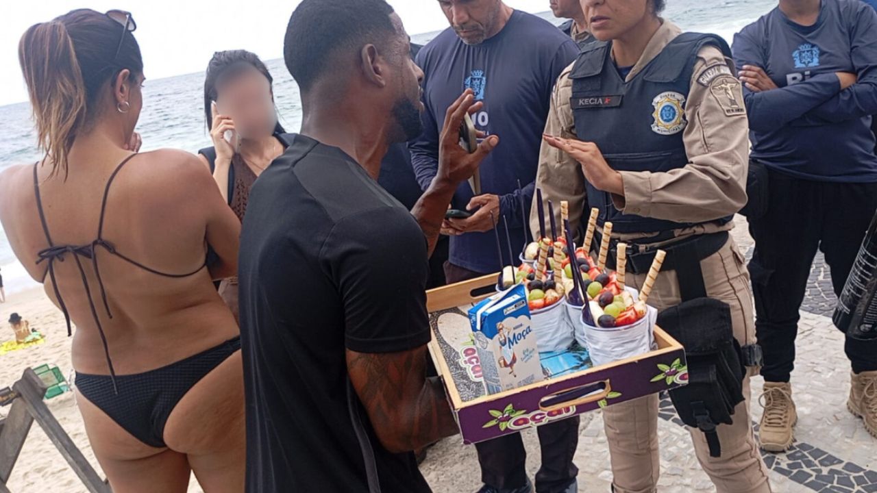 Golpe na praia do Rio: ambulante cobra R$ 700 por açaí de turistas argentinas após tentar transação de R$ 7 mil via Pix.