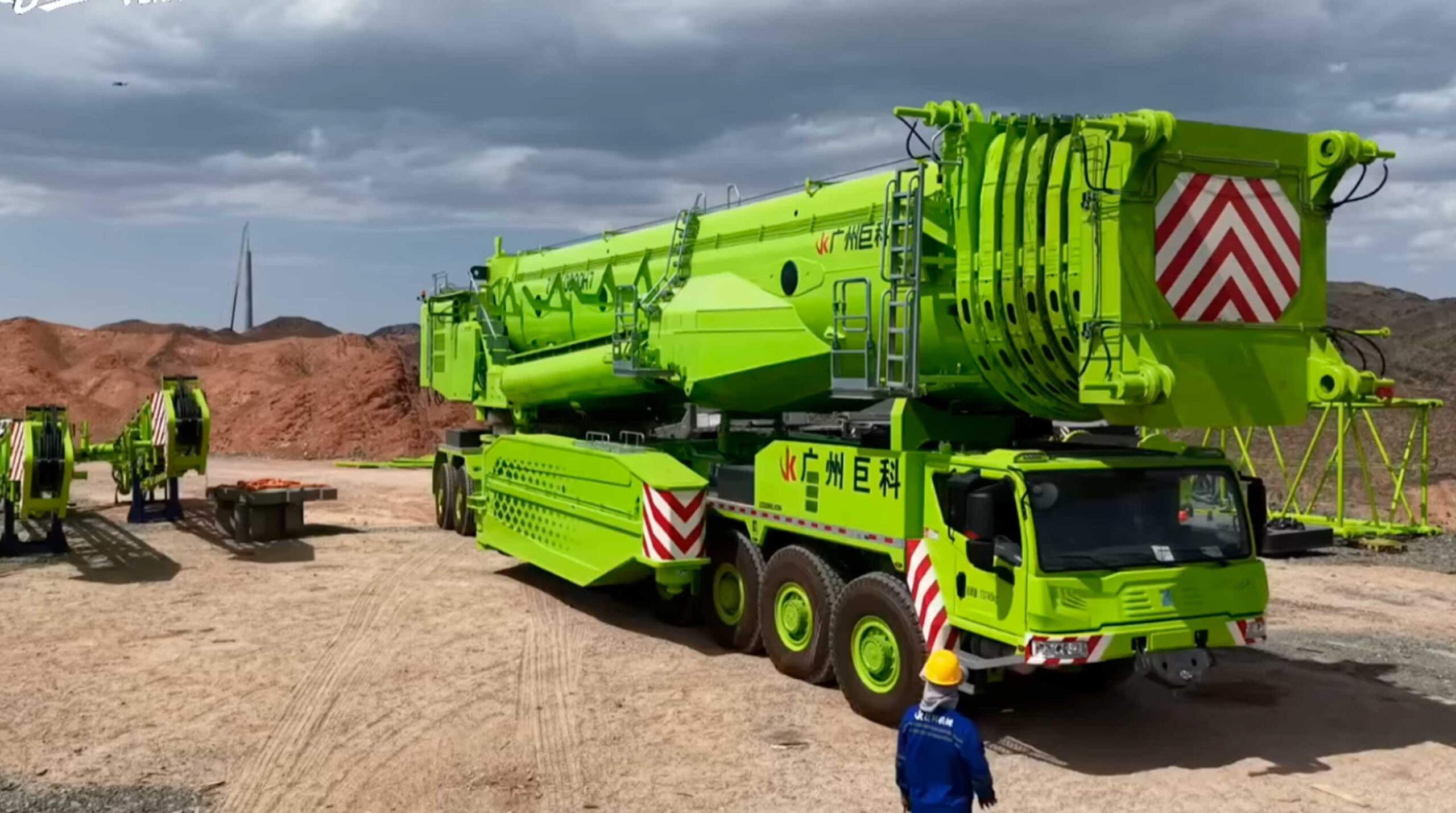 Guindaste todo terreno de 4.000 toneladas, capaz de erguer peças à 200 metros de altura, vira peça chave na corrida por turbinas eólicas gigantes em áreas remotas do noroeste da China