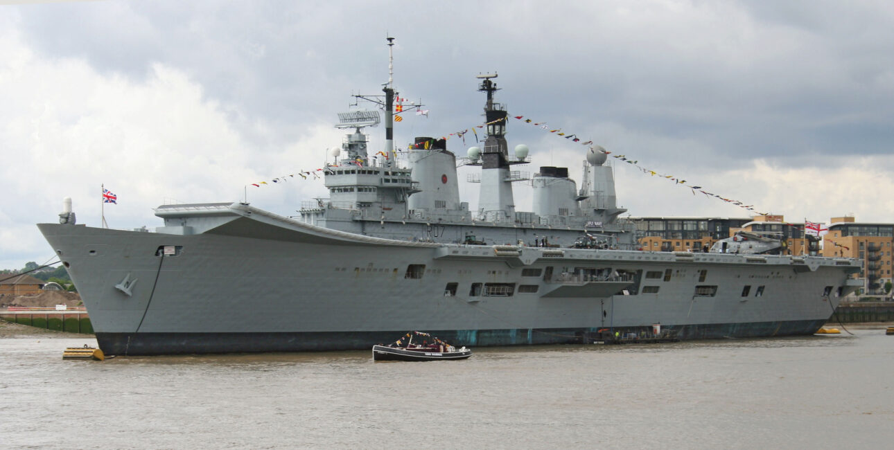 Com 245 metros de comprimento, cerca de 53.000 toneladas e convés capaz de lançar caças Phantom e bombardeiros Buccaneer, o HMS Ark Royal tornou-se o maior símbolo da aviação naval britânica na Guerra Fria e seu descomissionamento deixou o Reino Unido quase quatro décadas sem um grande porta-aviões convencional