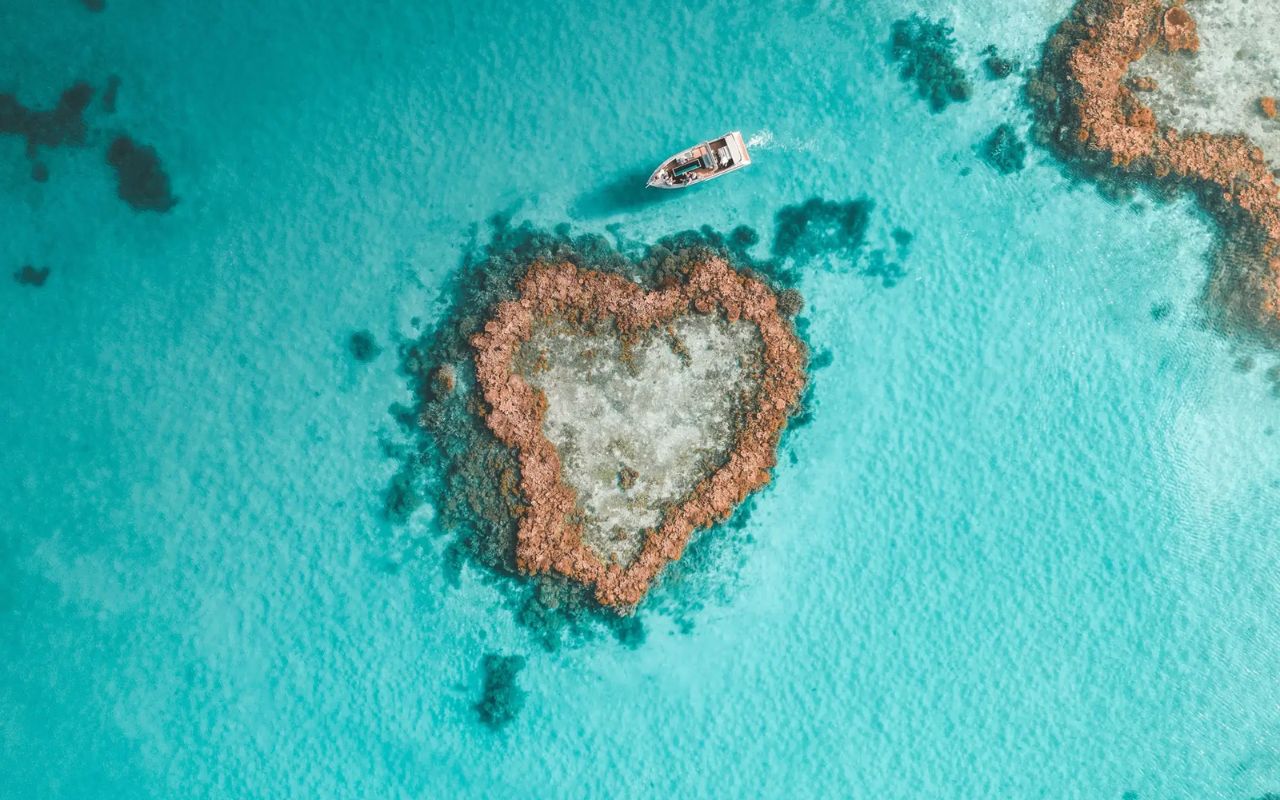 Descubra o Heart Reef, formação natural em forma de coração na Austrália localizada na Grande Barreira de Corais. Conheça sua história, curiosidades e por que virou um dos destinos mais fotografados do mundo.