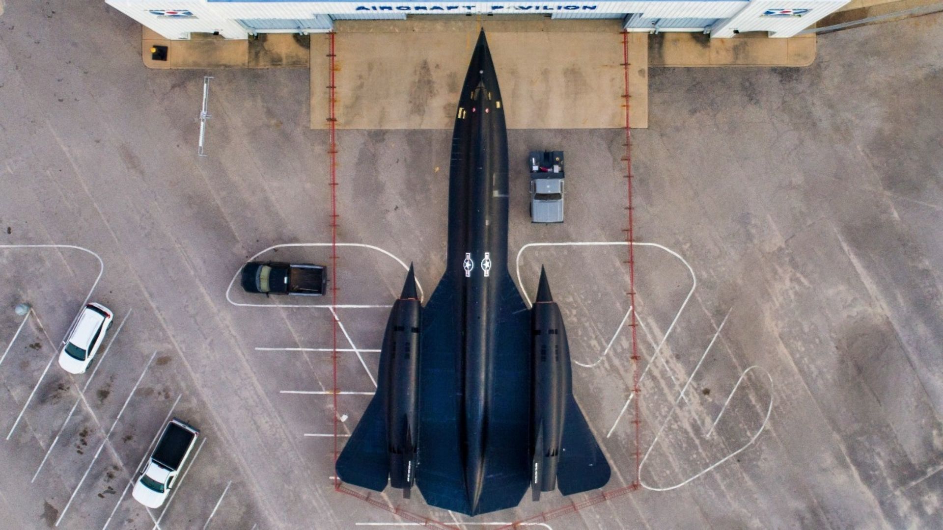 SR-71 Blackbird voava acima de 25 mil metros e superava Mach 3 com estrutura de titânio e tecnologia inédita da Guerra Fria.