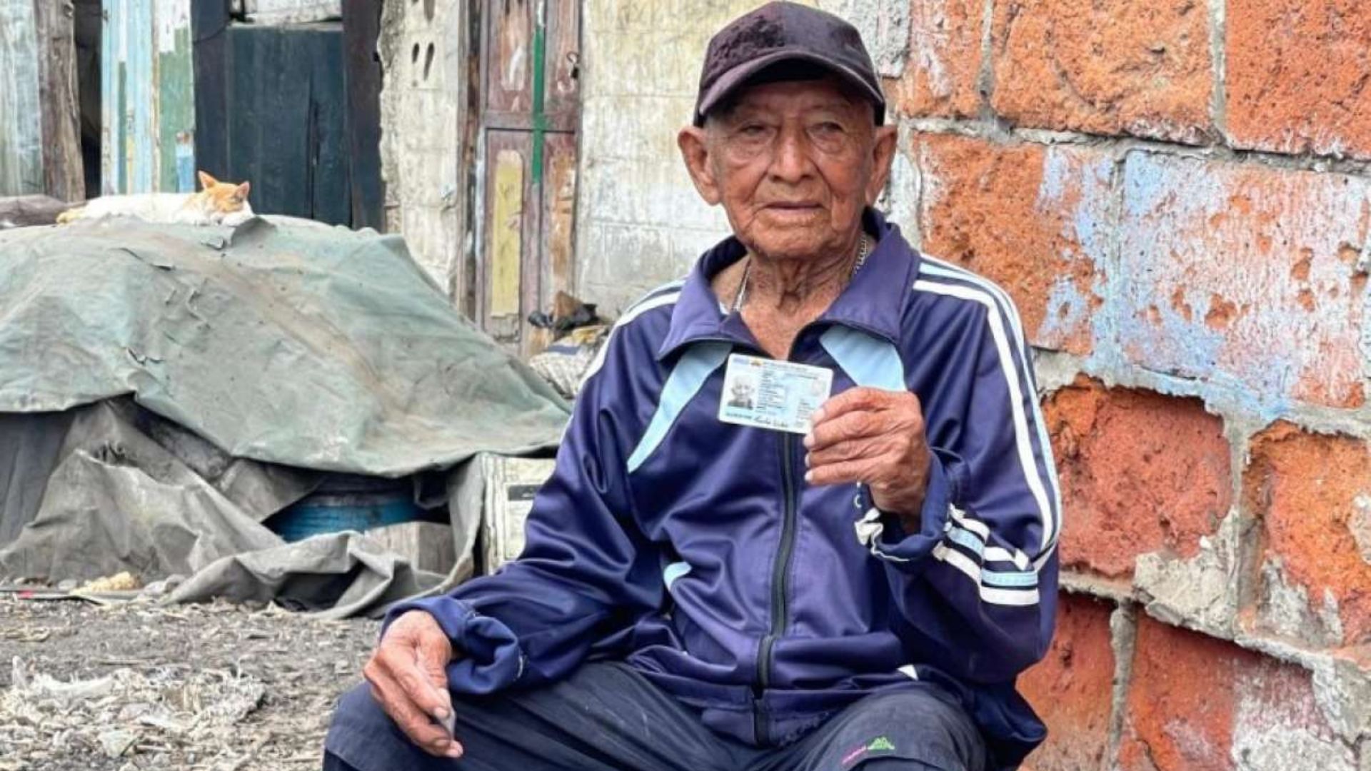 Equatoriano Carlos Lindao, 123 anos, tenta validar no Guinness cédula de 1902 e entrar como homem mais velho do mundo.