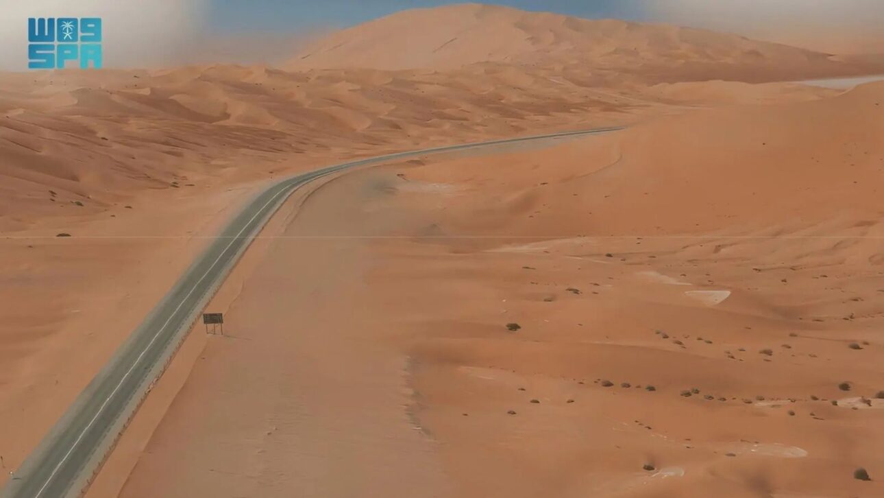 564 km highway cuts through the largest sand desert on the planet after removing 150 million m³ of sand and creates a direct link between Saudi Arabia and Oman.