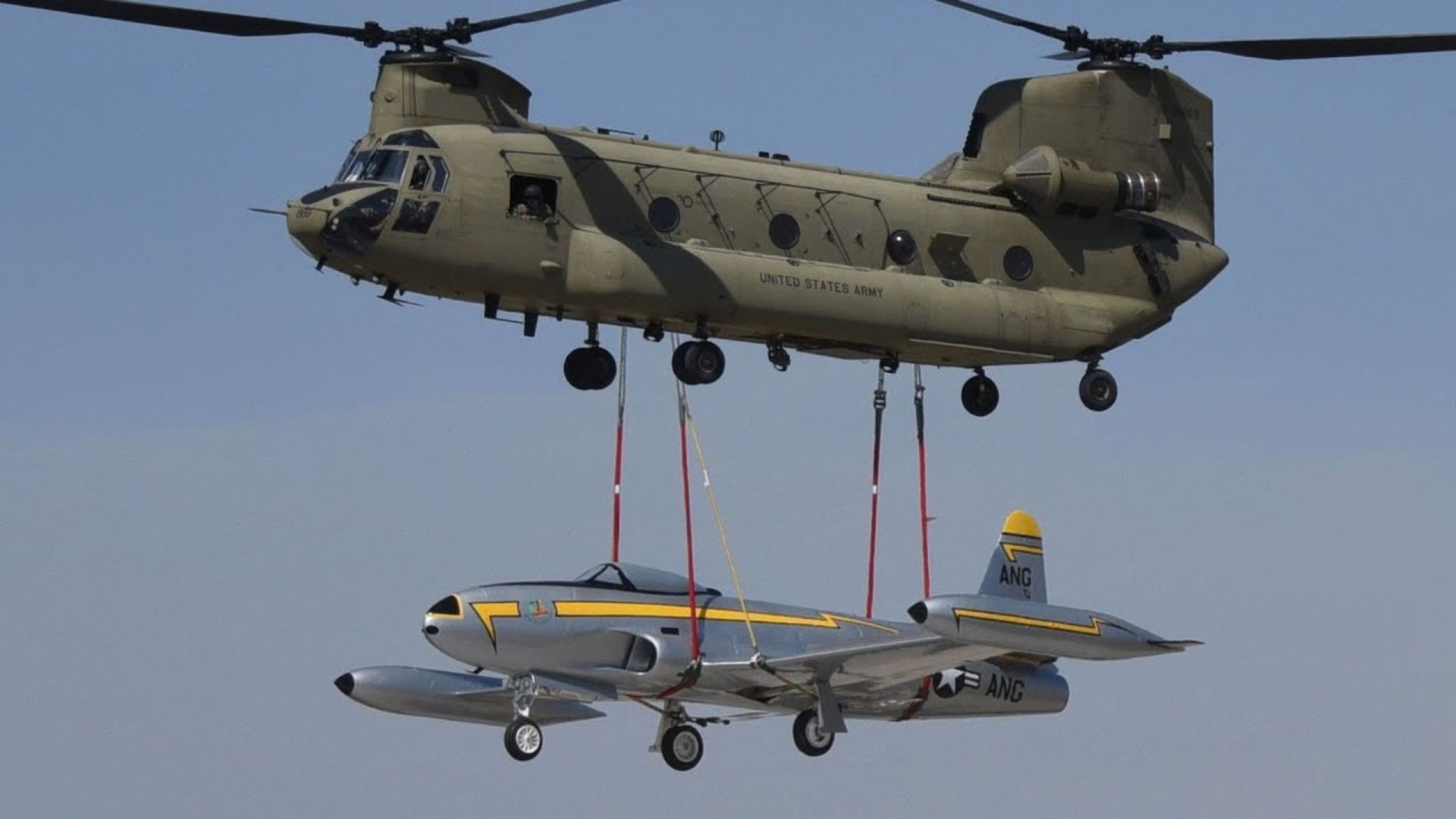 Helicópteros Chinook transportam seções de ponte e ajudam EUA e Coreia do Sul a montar travessia flutuante no rio Imjin para passagem de tanques Abrams.