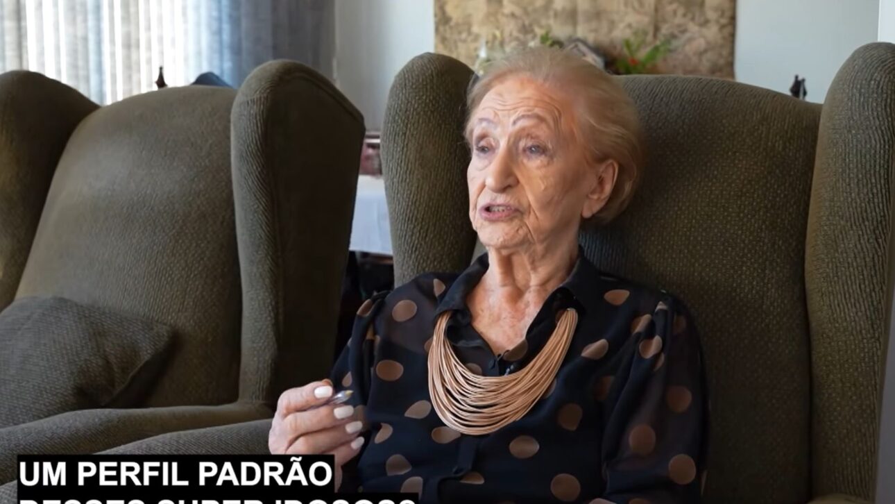 At 103 years old, Mrs. Hélina lives alone, reads daily, and has visited 26 countries. The story reveals the rise of elderly people living alone in Brazil. (Image: TV Aparecida)