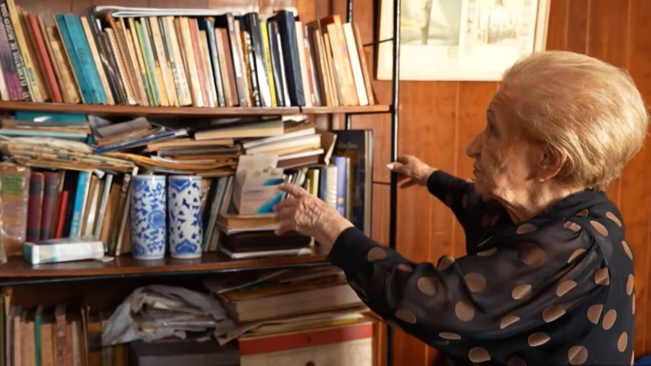 At 103 years old, Mrs. Hélina lives alone, reads daily, and has visited 26 countries. The story reveals the rise of elderly people living alone in Brazil. (Image: TV Aparecida)