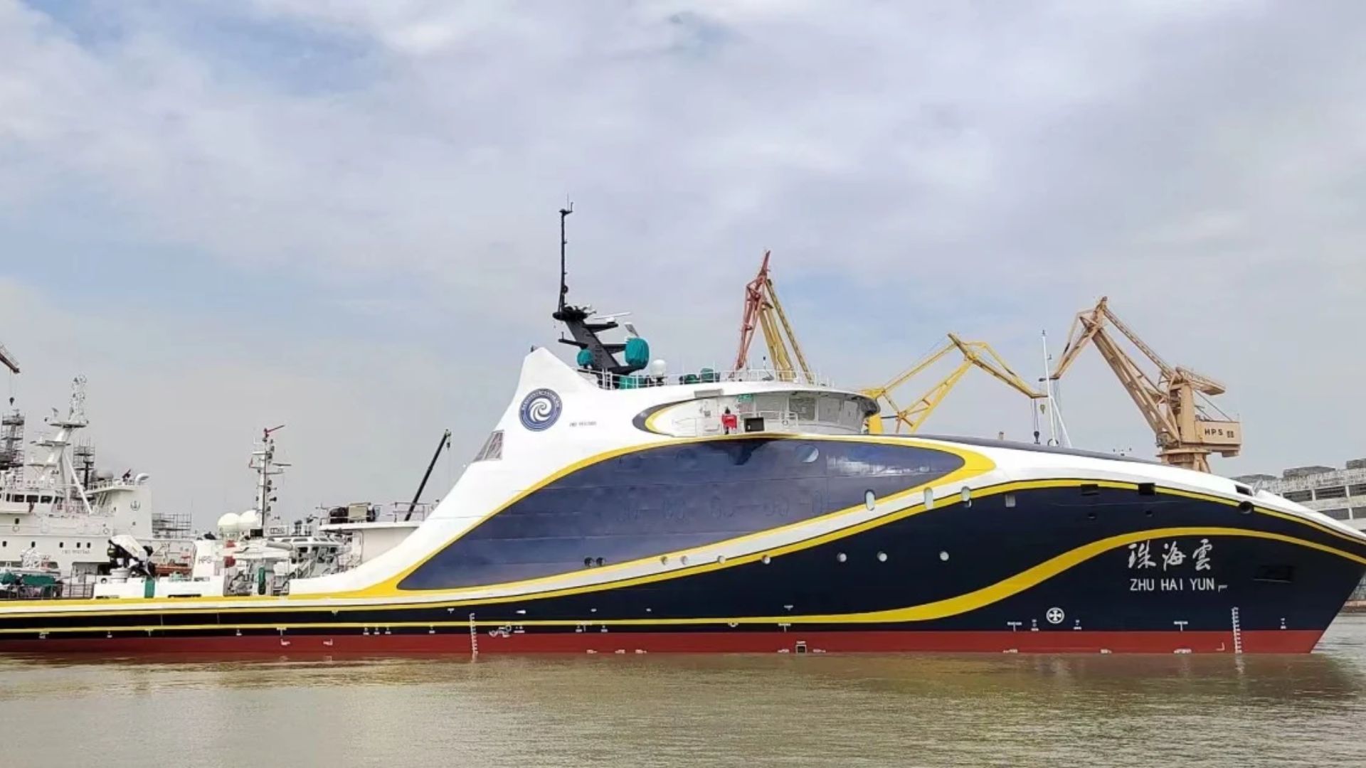 Navio de pesquisa chinês Zhu Hai Yun, capaz de operar mais de 50 drones, chama atenção após circular Taiwan e ampliar vigilância marítima no Indo-Pacífico.